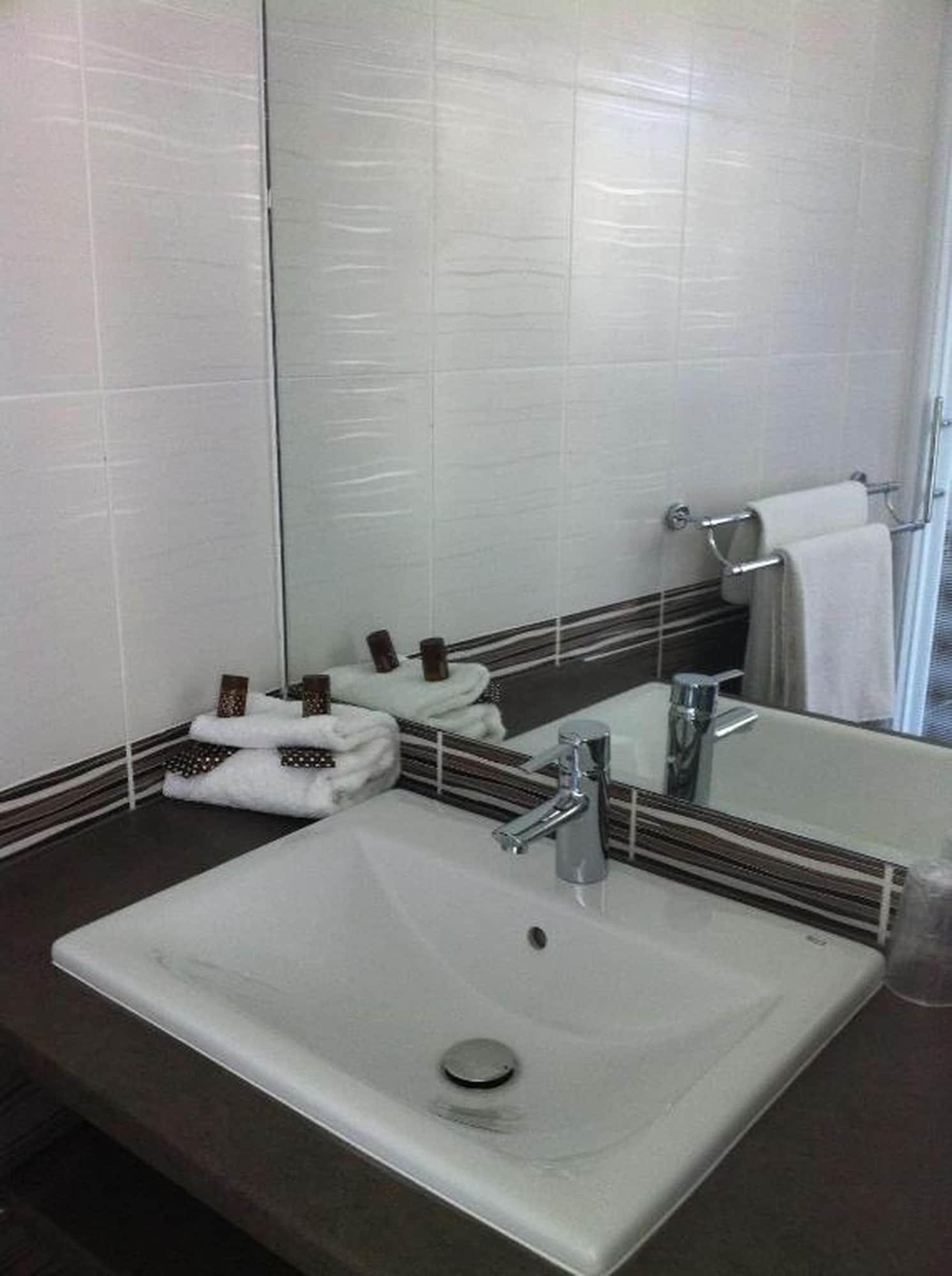 Brit Hotel Confort Le Revest Sainte-Maxime Exterior foto
