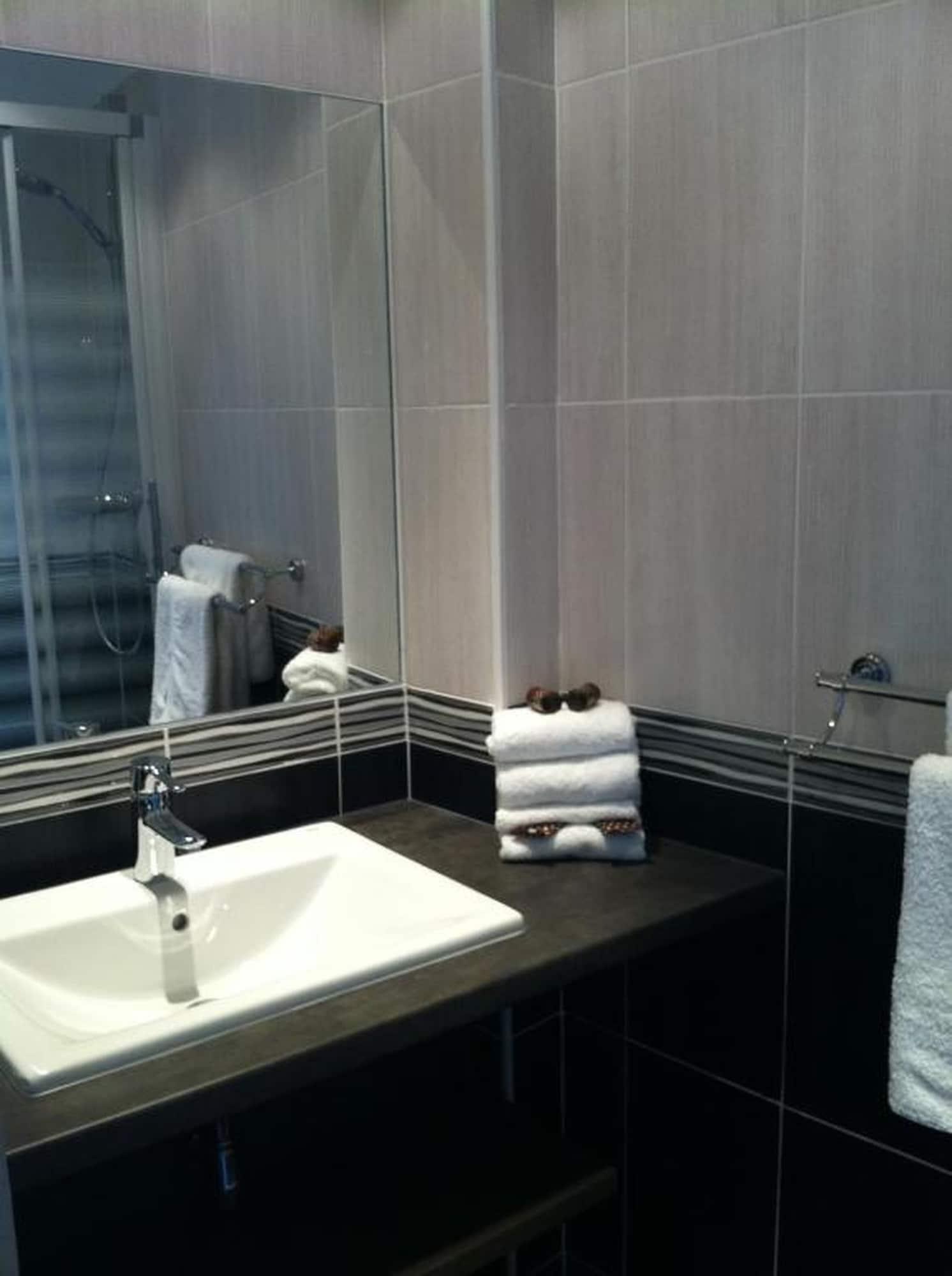 Brit Hotel Confort Le Revest Sainte-Maxime Exterior foto