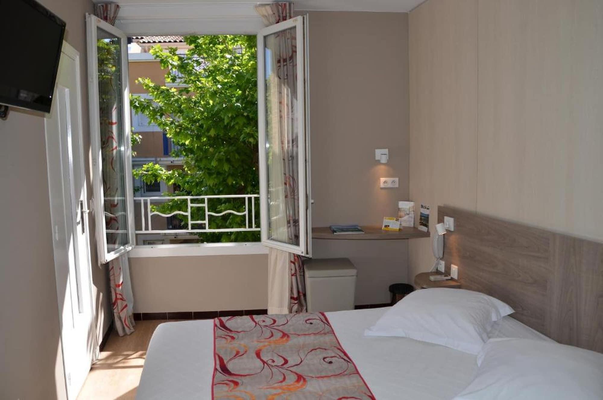 Brit Hotel Confort Le Revest Sainte-Maxime Exterior foto