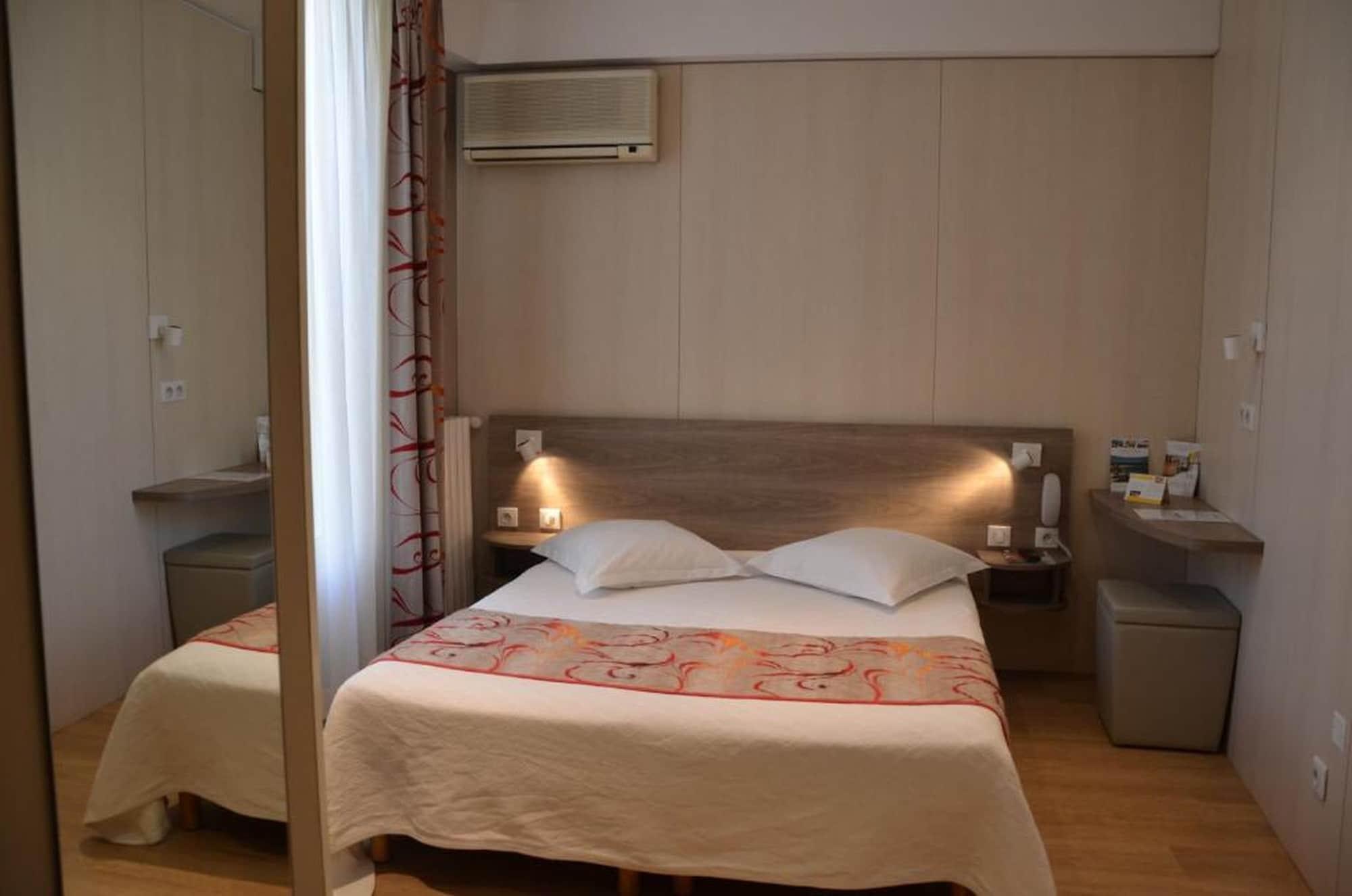 Brit Hotel Confort Le Revest Sainte-Maxime Exterior foto