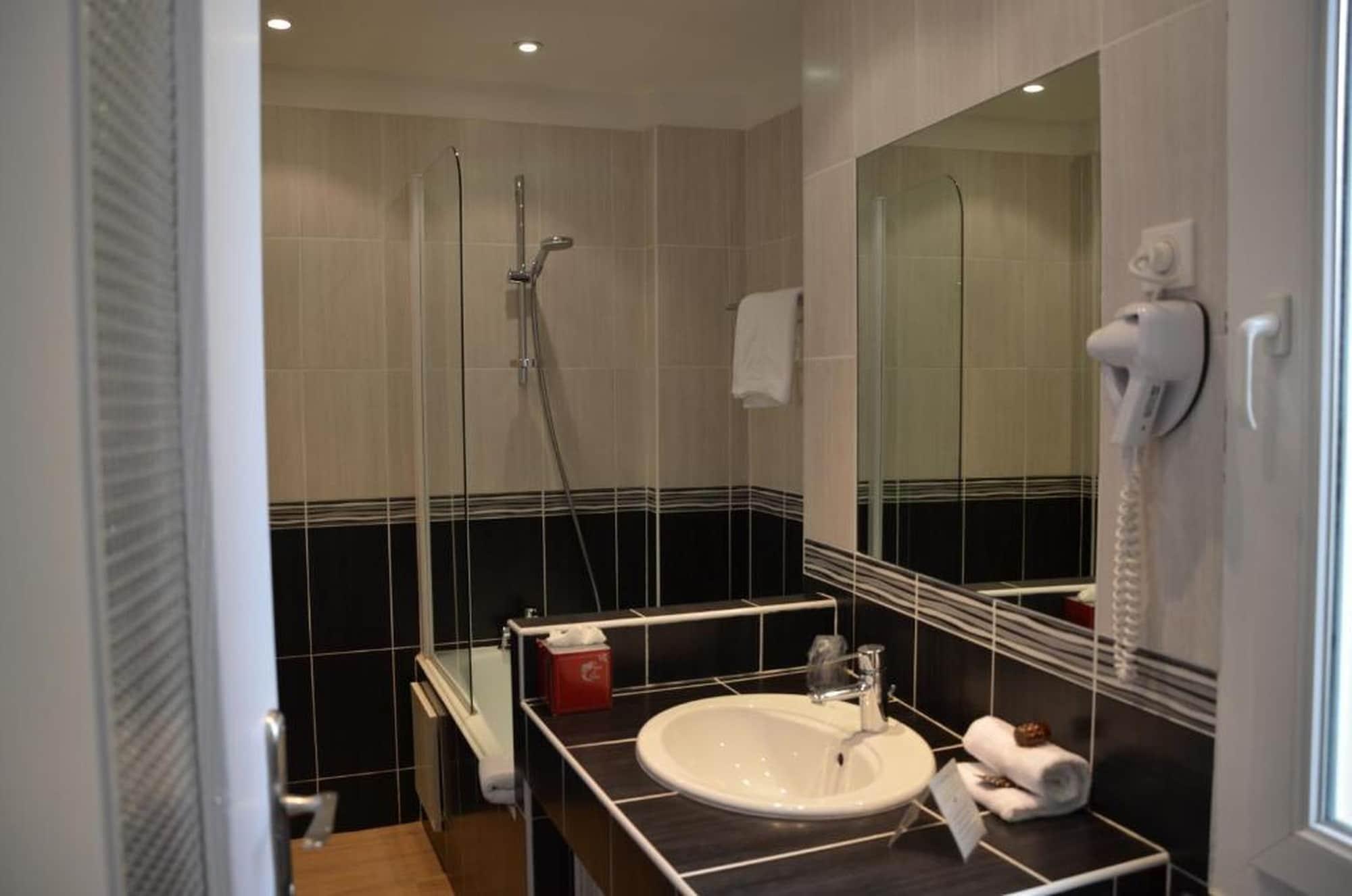 Brit Hotel Confort Le Revest Sainte-Maxime Exterior foto