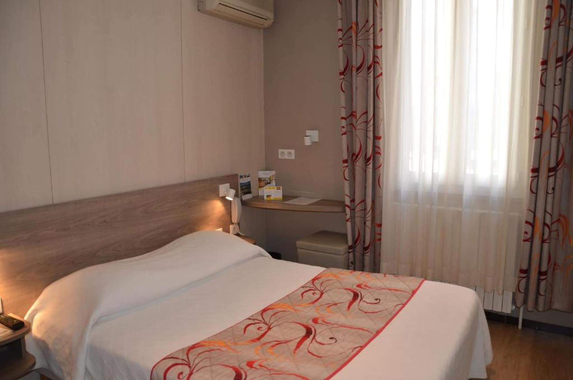 Brit Hotel Confort Le Revest Sainte-Maxime Exterior foto