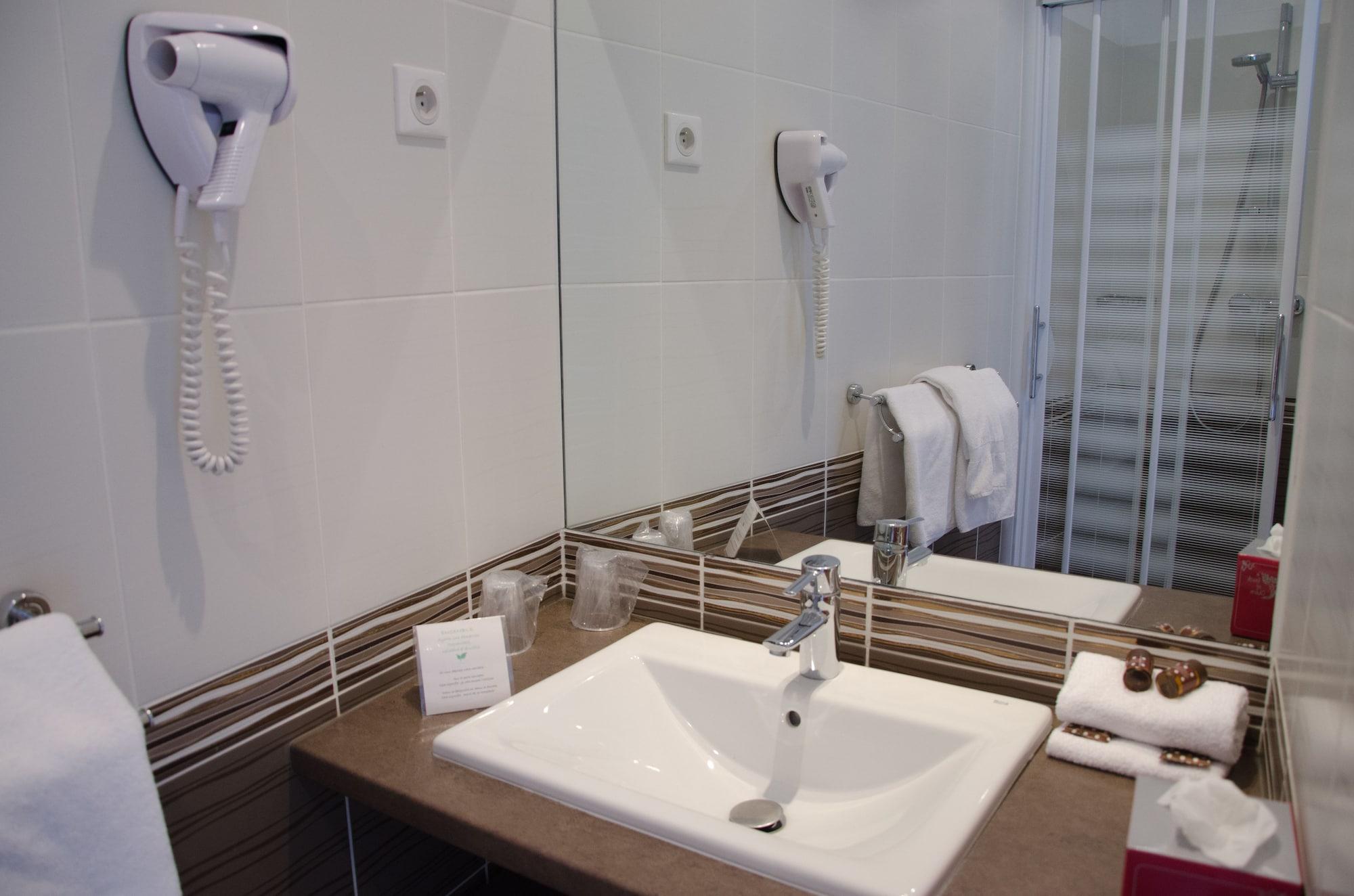 Brit Hotel Confort Le Revest Sainte-Maxime Exterior foto