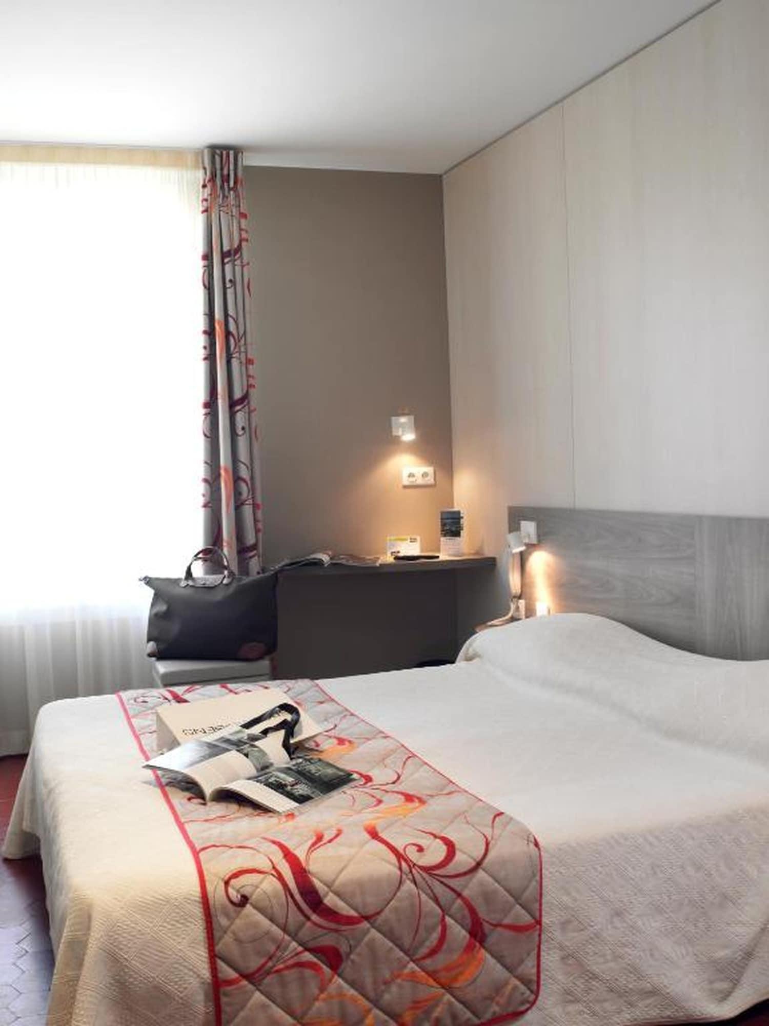 Brit Hotel Confort Le Revest Sainte-Maxime Exterior foto