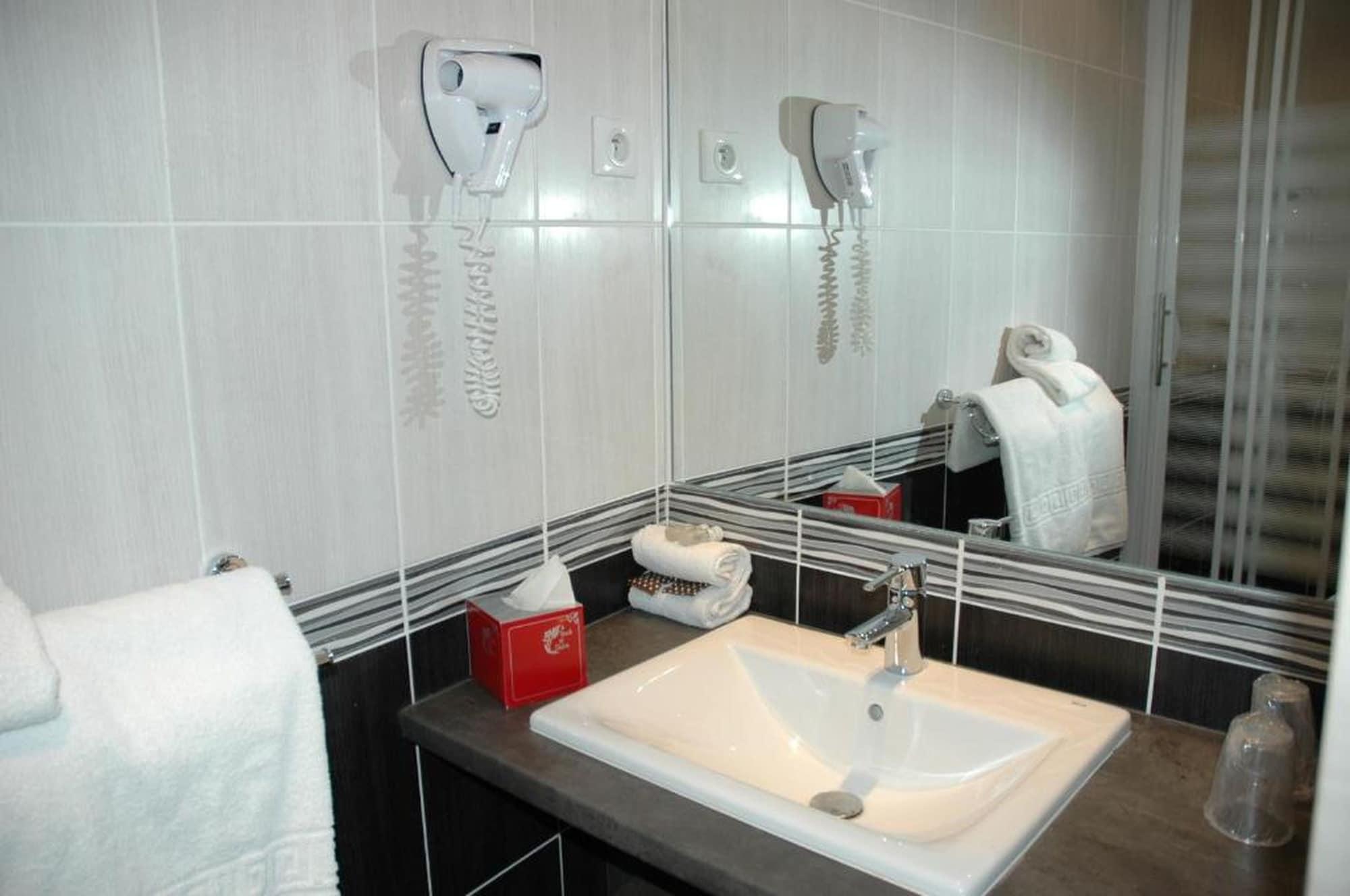Brit Hotel Confort Le Revest Sainte-Maxime Exterior foto
