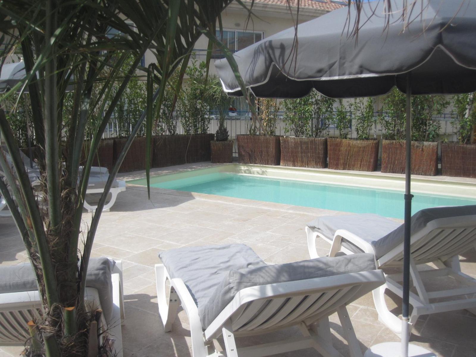 Brit Hotel Confort Le Revest Sainte-Maxime Exterior foto
