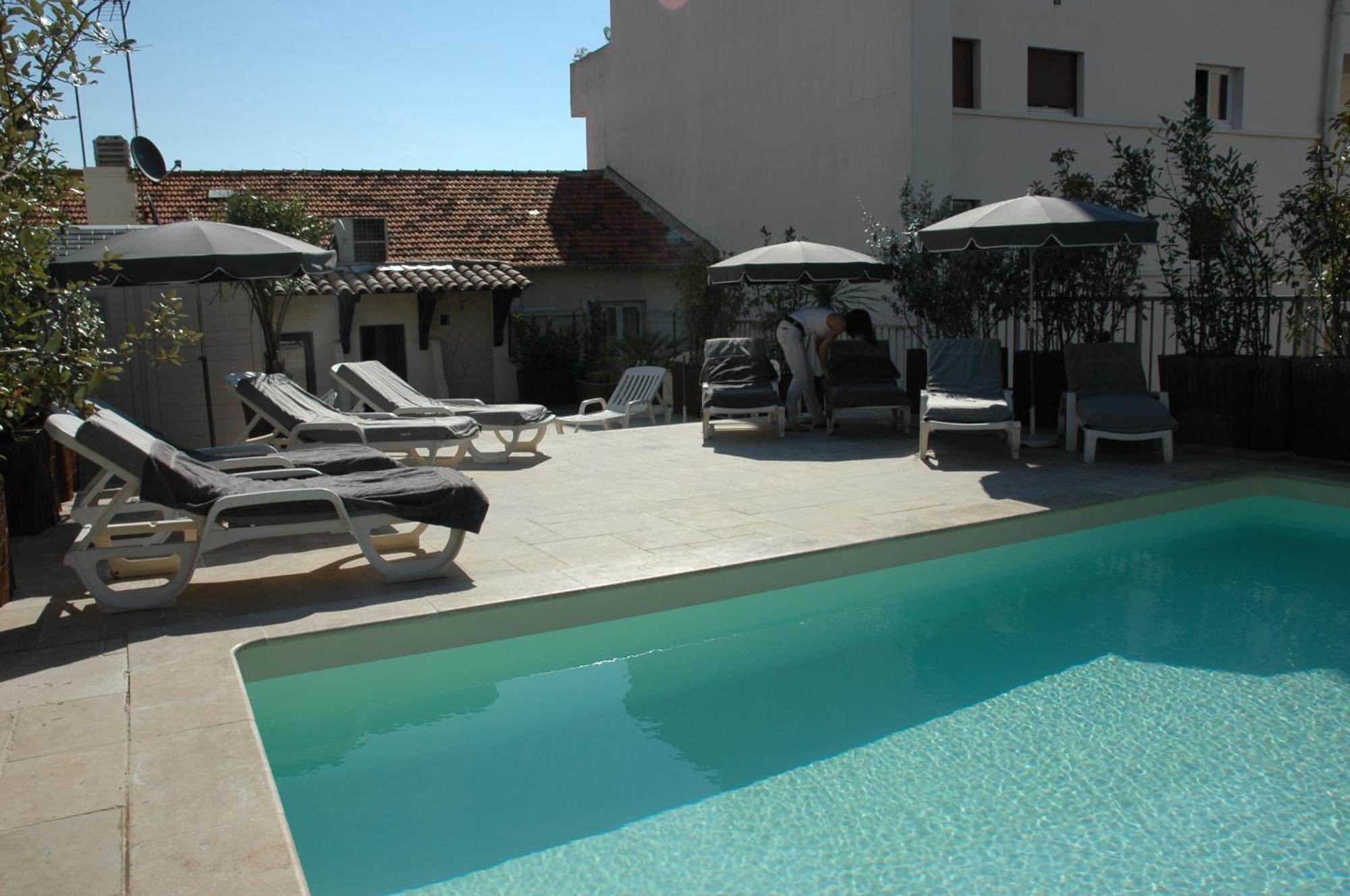 Brit Hotel Confort Le Revest Sainte-Maxime Exterior foto