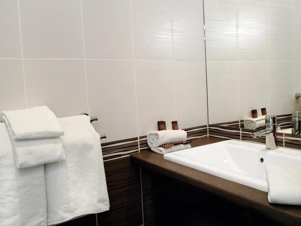 Brit Hotel Confort Le Revest Sainte-Maxime Exterior foto