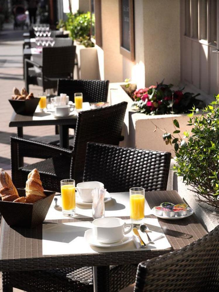Brit Hotel Confort Le Revest Sainte-Maxime Exterior foto