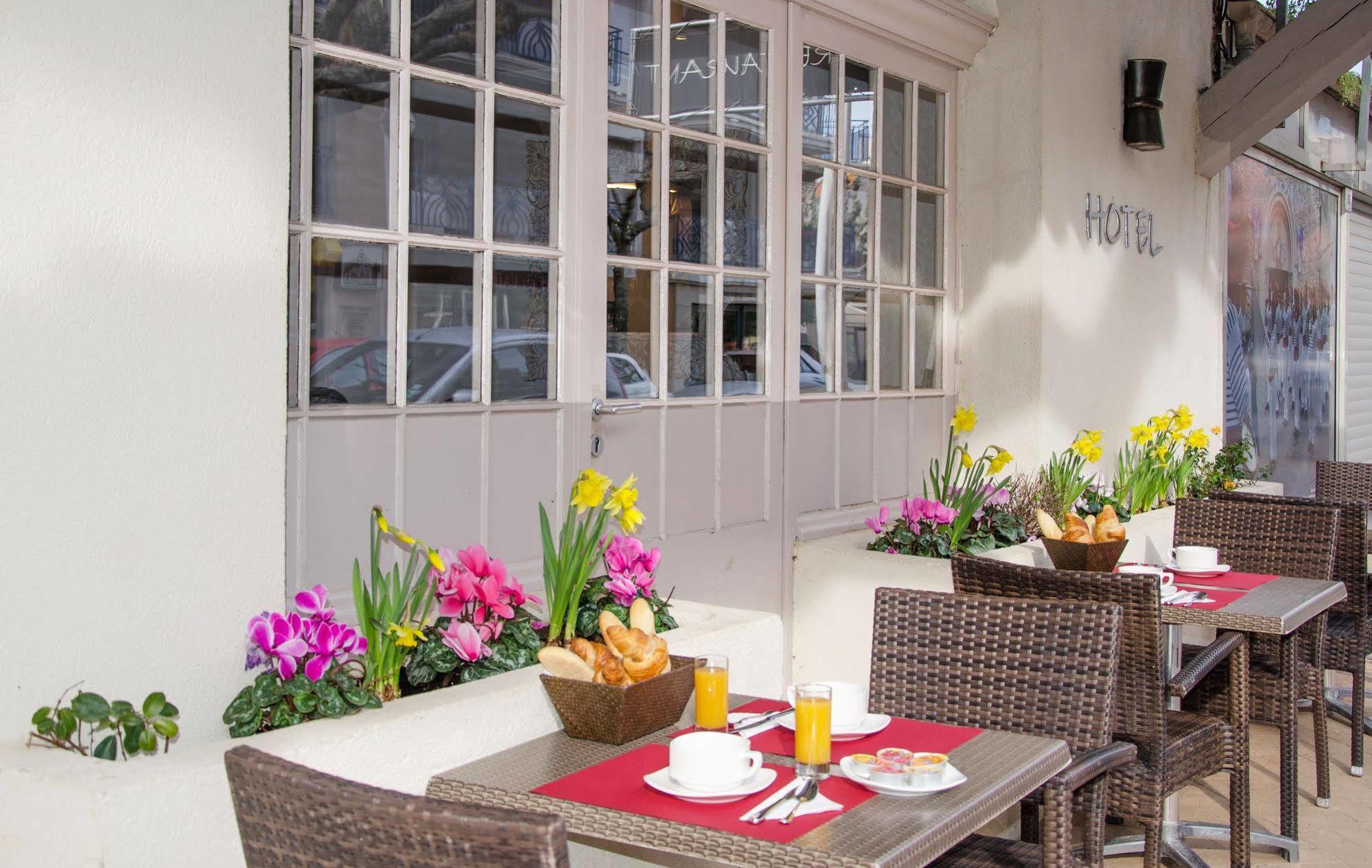 Brit Hotel Confort Le Revest Sainte-Maxime Exterior foto